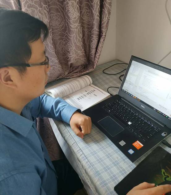 人在玩电脑描述已自动生成 人在玩电脑描述已自动生成